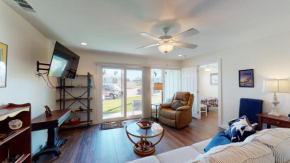 AH-F120 Newly Remodeled Bottom Floor Condo, Shared PoolHot Tub, Near Marina & Ferry